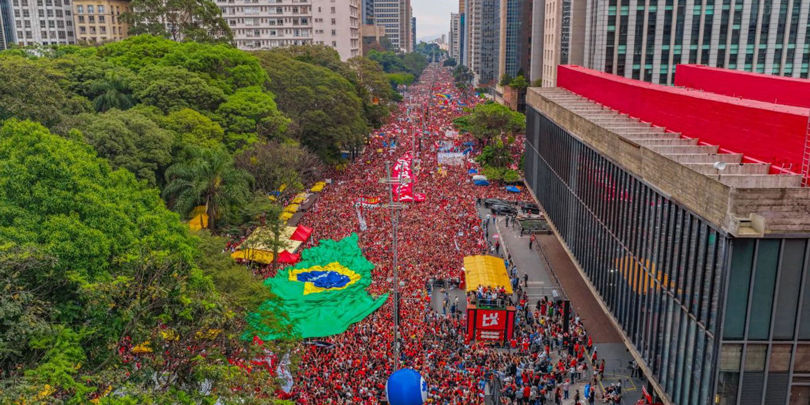Coligação de Lula exige ao TSE remoção em 24h de posts sobre comício