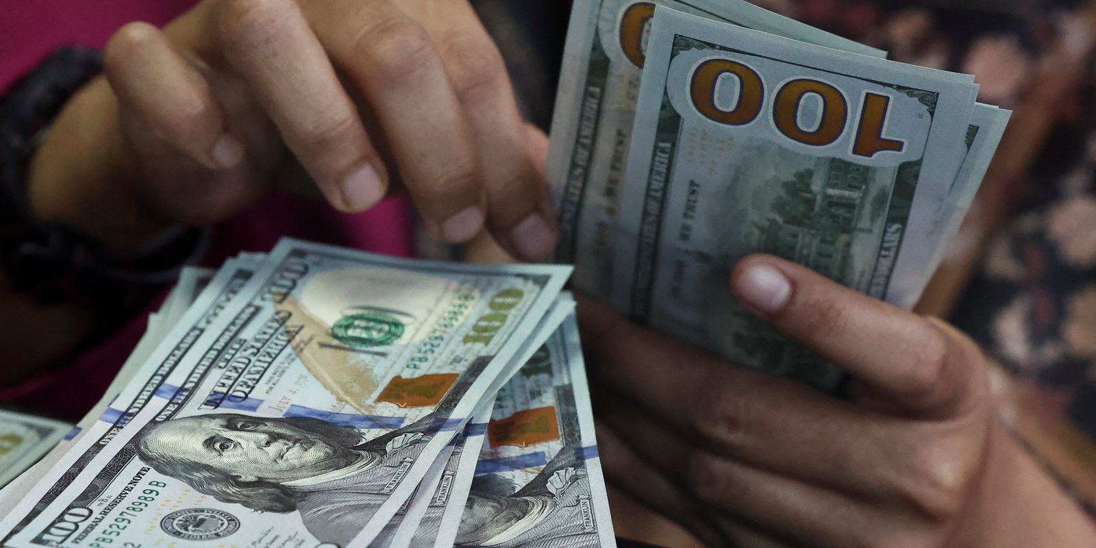 Dólar cai abaixo de R$5; Ibovespa avança antes do 2º turno