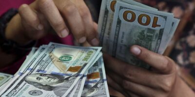 Dólar recua 1,07% e alivia após alta; Ibovespa cede 0,51%