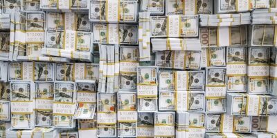 Dólar sobe a R$5,224 com tensão no Oriente Médio e petróleo acima de US$102