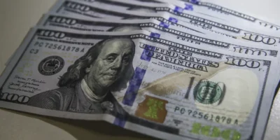Dólar supera R$5 e Ibovespa recua em ajuste do mercado