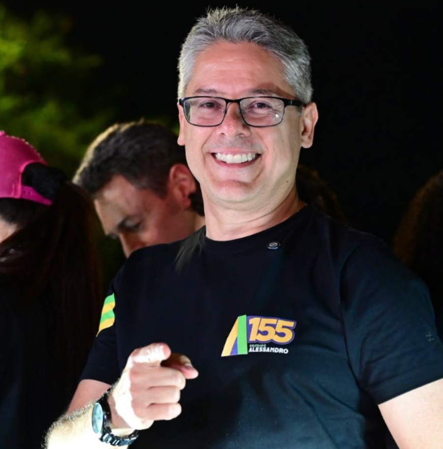 Alessandro Vieira comemora a reeleição ao Senado