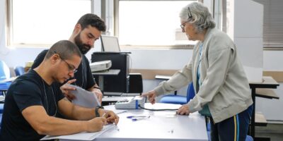 Eleitores do RJ enfrentavam filas após 19h para votar