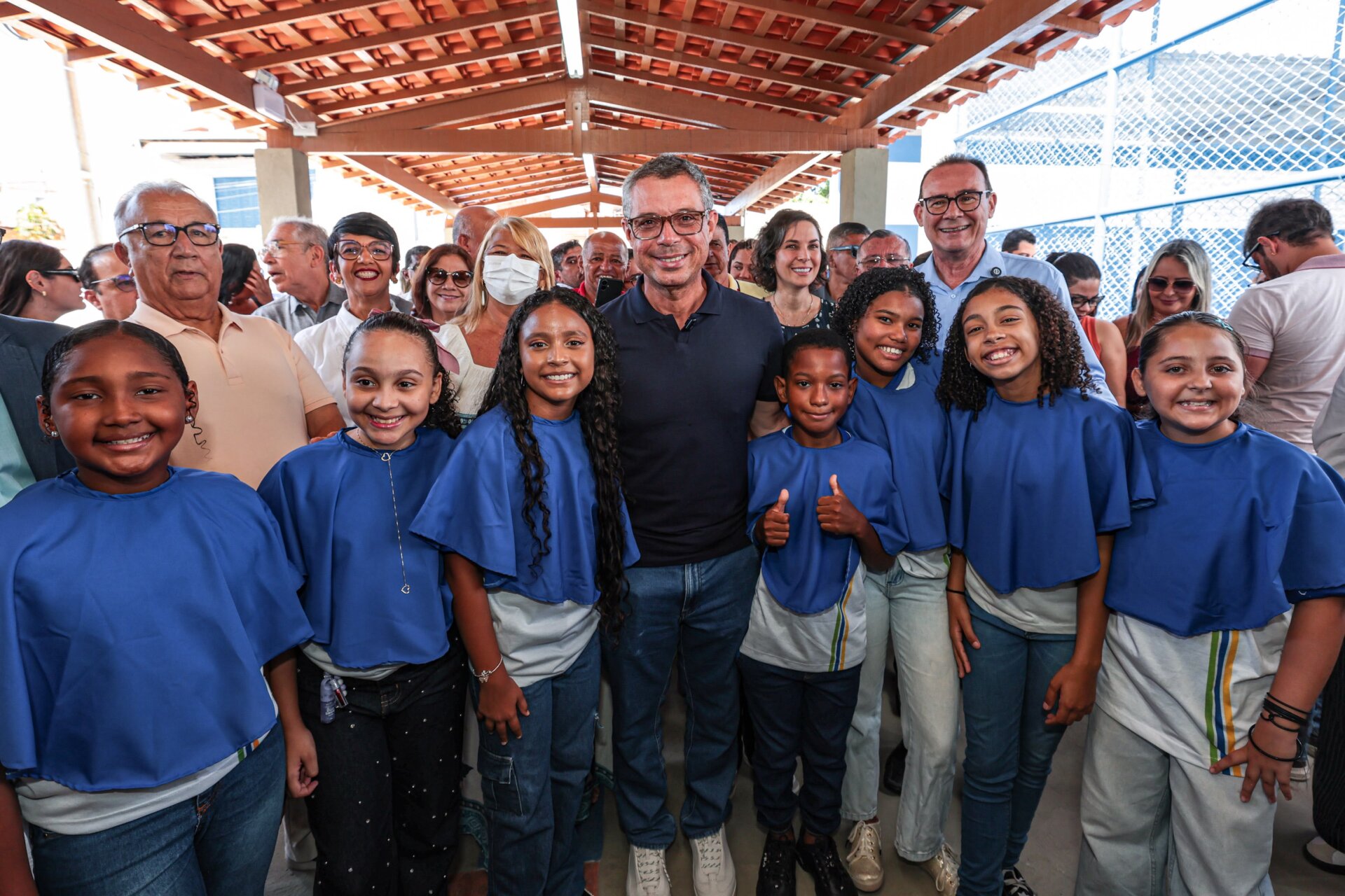 O governador Fábio Mitidieri com estudantes durante a entrega da escola