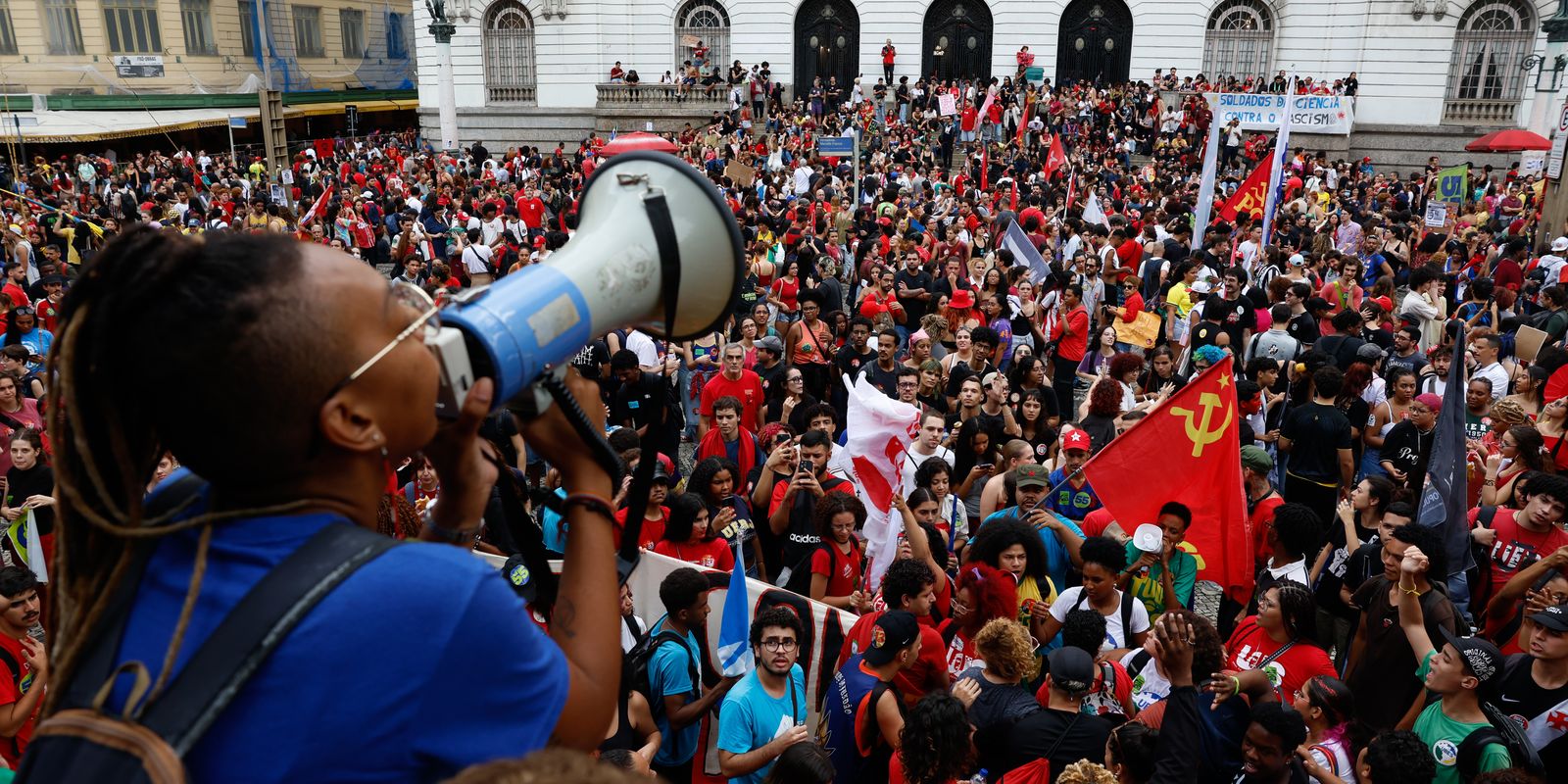 Estudantes fazem atos em 13 estados e no DF em apoio a Lula