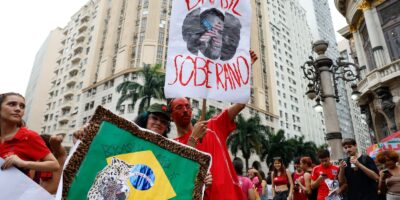 Estudantes marcham no Rio por voto em Lula e mais investimentos na educação