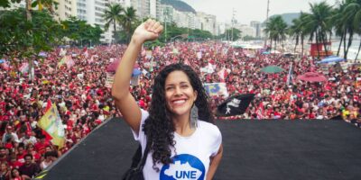 Estudantes ocupam ruas por democracia e mais recursos à educação