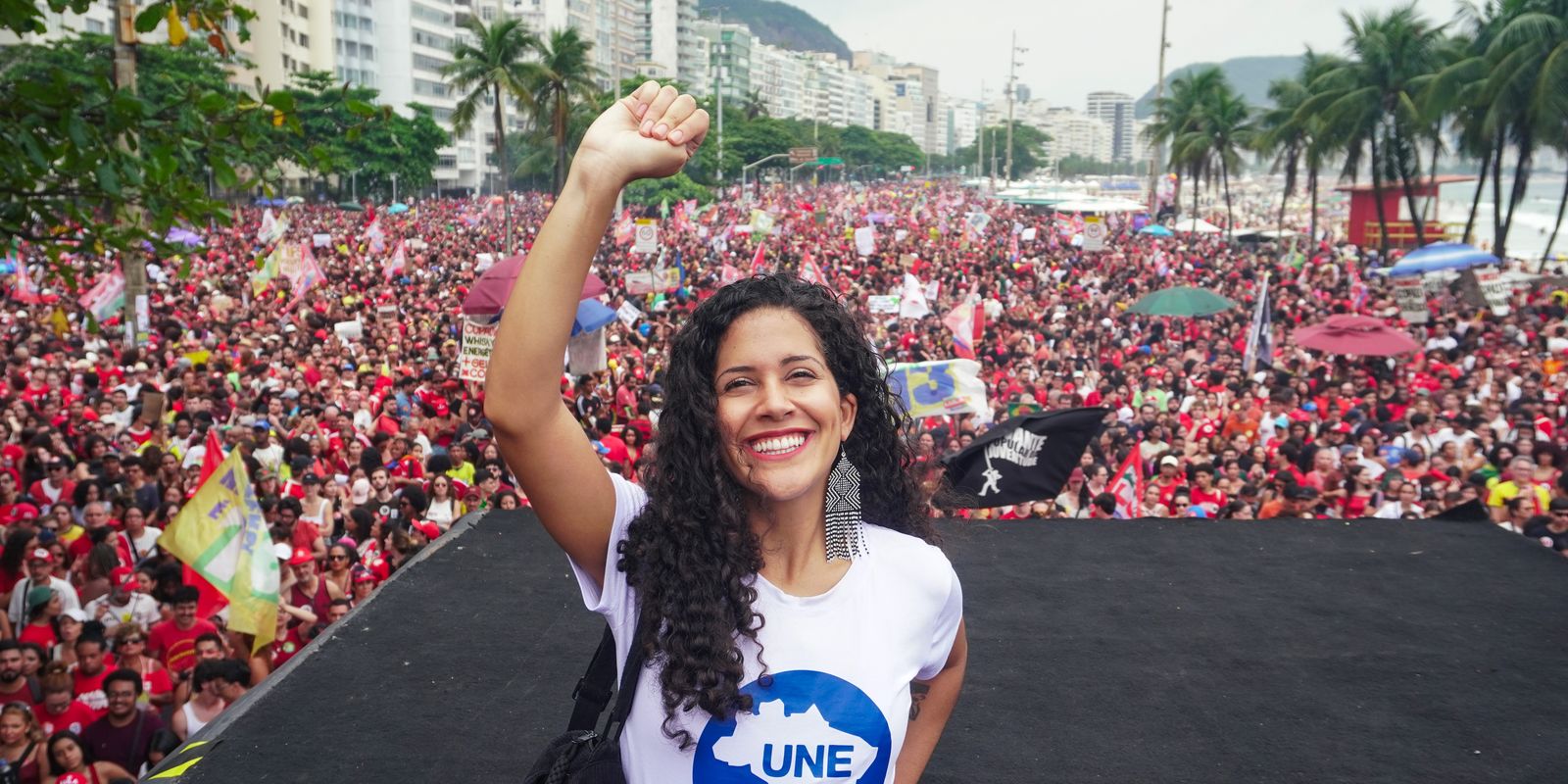 Estudantes ocupam ruas por democracia e mais recursos à educação