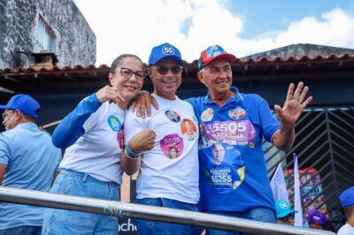 Fábio Mitidieri entre apoiadores em atividade de rua