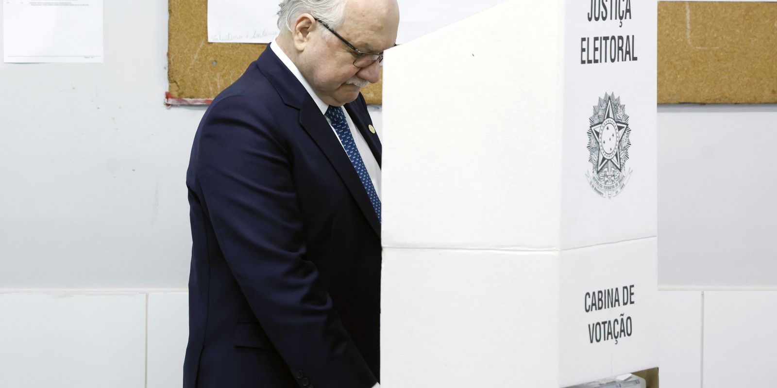 Fachin cobra respeito às urnas após votar em Brasília