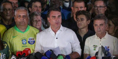 Flávio Bolsonaro atravessa a Argentina e embarca rumo a Guayaquil