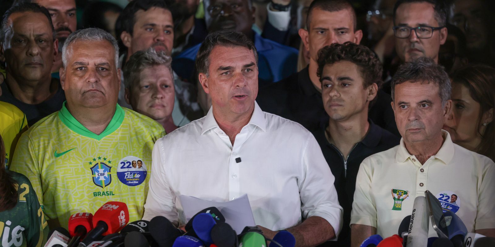 Flávio Bolsonaro atravessa a Argentina e embarca rumo a Guayaquil