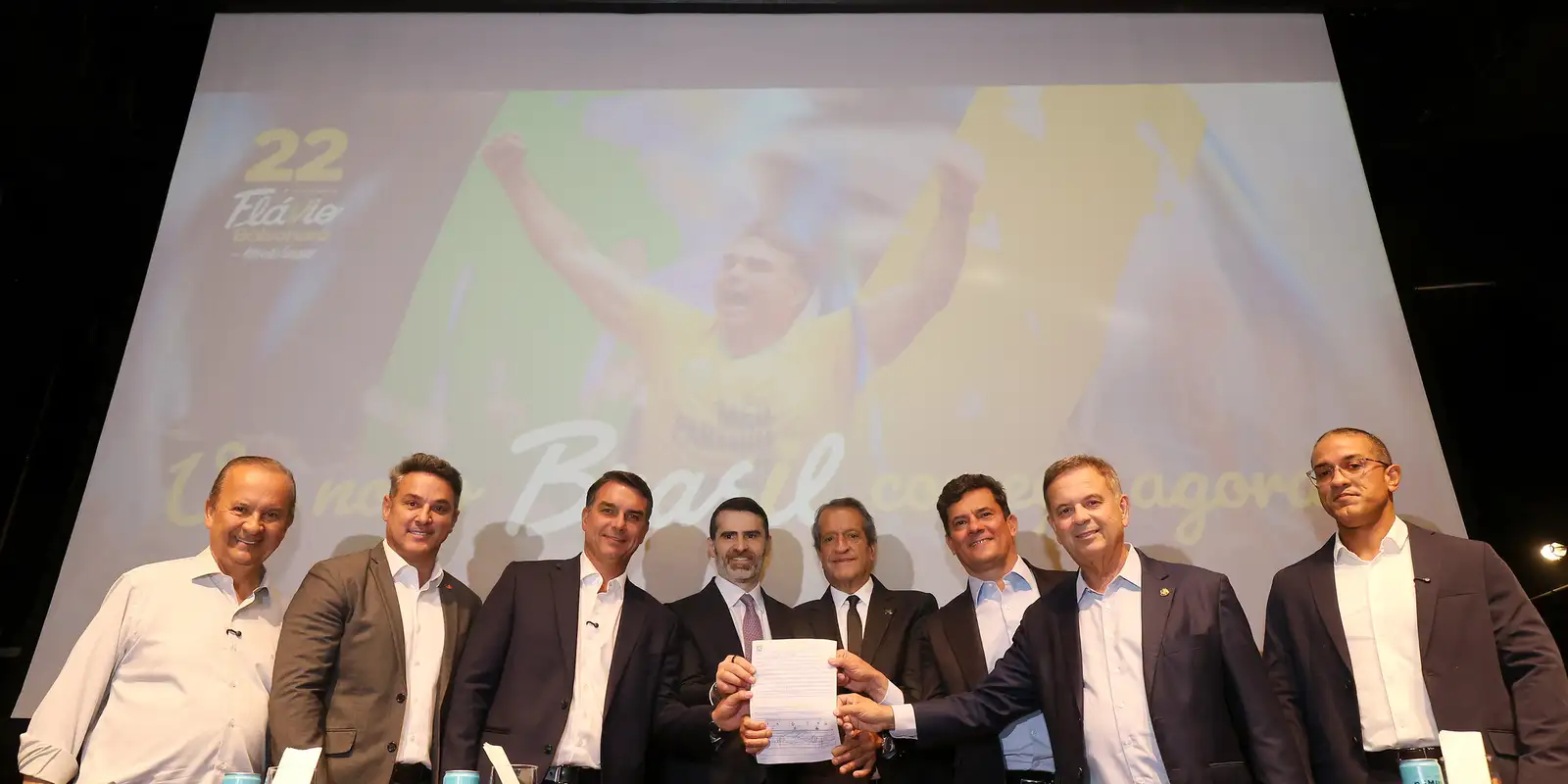 Flávio Bolsonaro reúne 14 governadores e tem apoio de Augusto Cury