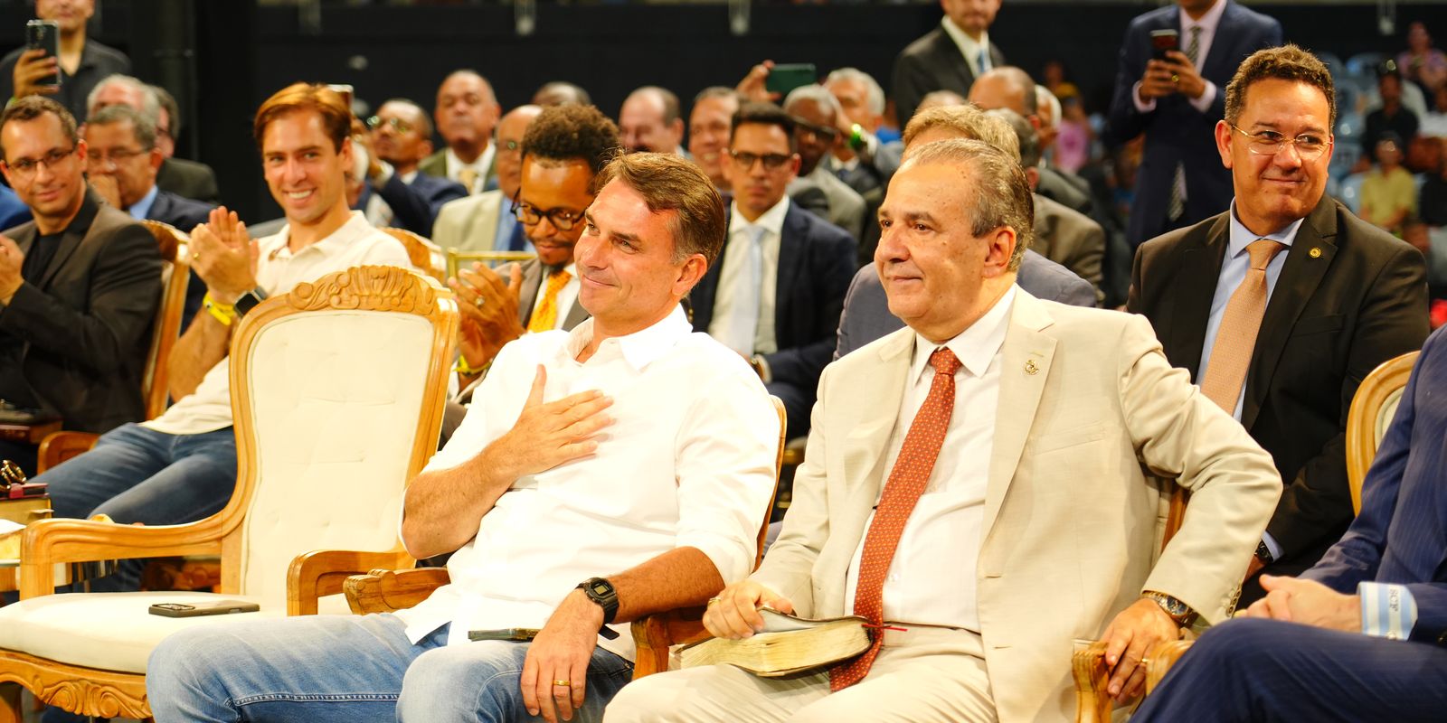 Flávio Bolsonaro se reuniu com prefeitos e vereadores em São Paulo e falou sobre cortes e programas sociais