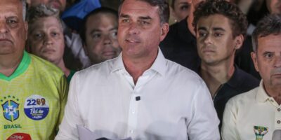 Flávio Bolsonaro viaja aos EUA, agradece Milei e Trump e anuncia oposição