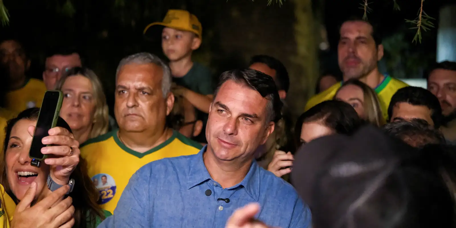 Flávio Bolsonaro visita o pai em prisão domiciliar e garante ânimo à campanha