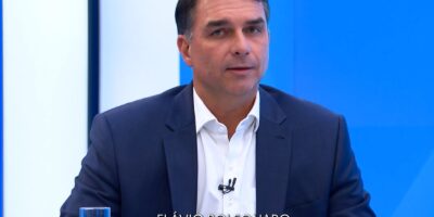 Flávio Bolsonaro vota no Rio e afirma representar a mudança