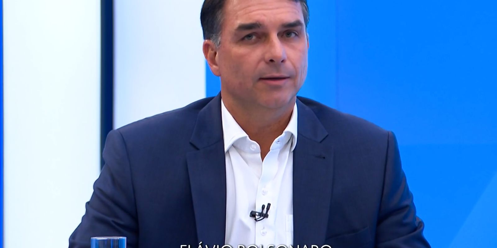 Flávio Bolsonaro vota no Rio e afirma representar a mudança