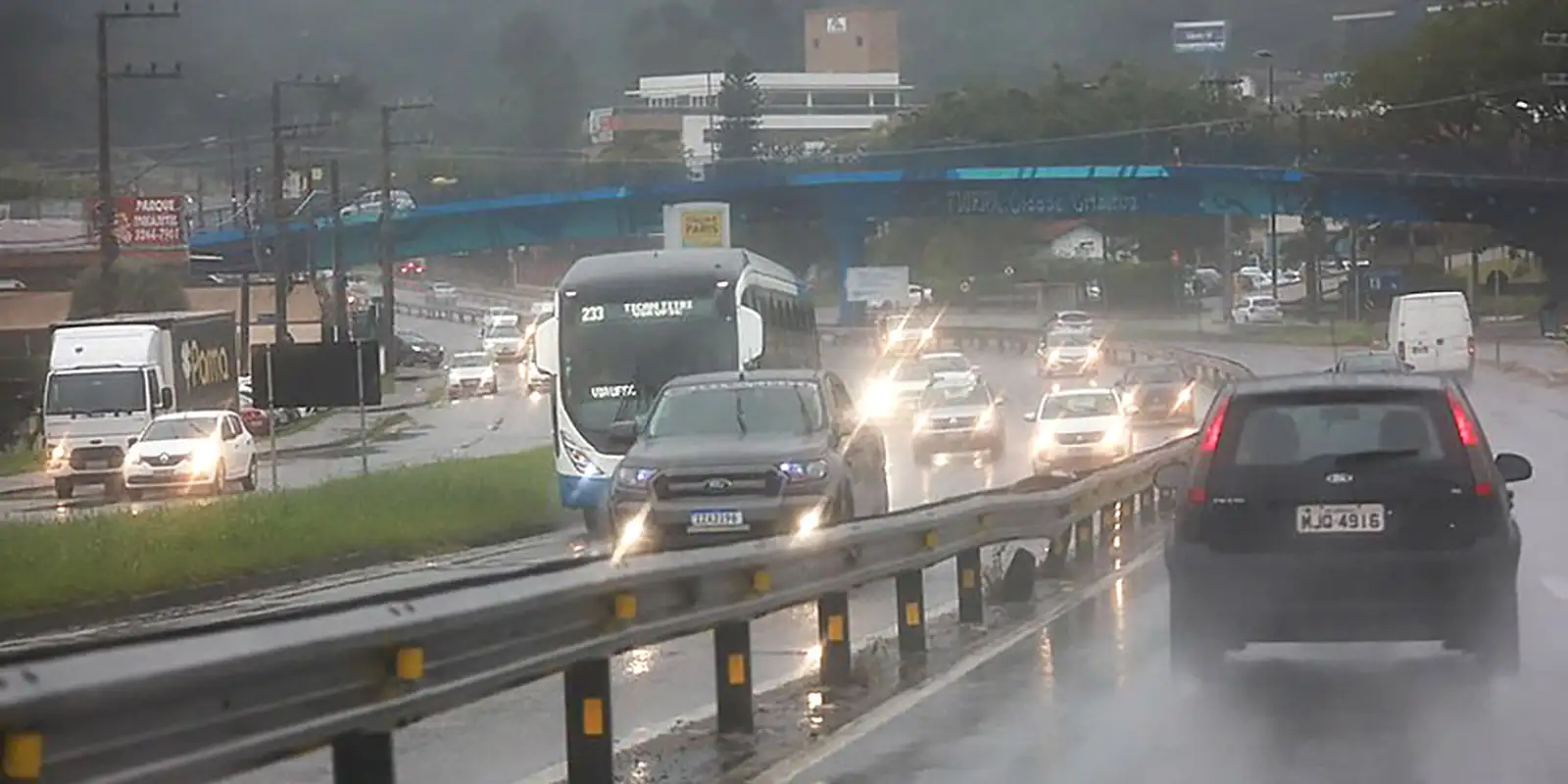 Frente fria provoca fortes chuvas e risco de granizo em capitais