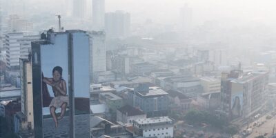 Fumaça de queimadas torna ar de Manaus insalubre; aulas municipais suspensas
