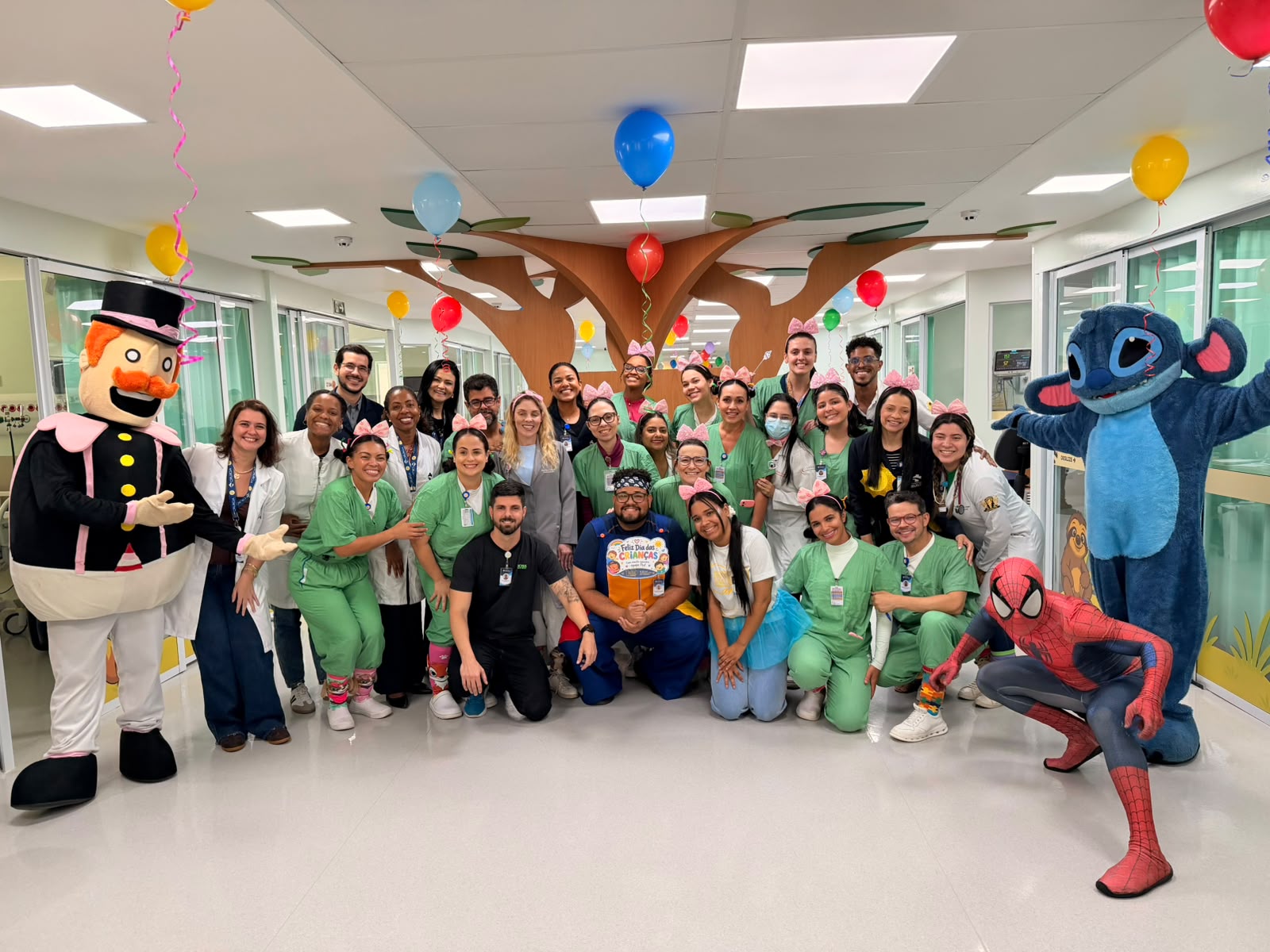 Profissionais do hospital acompanharam a visita dos personagens