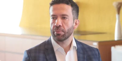 Hospital prevê alta de André Janones em 48 horas