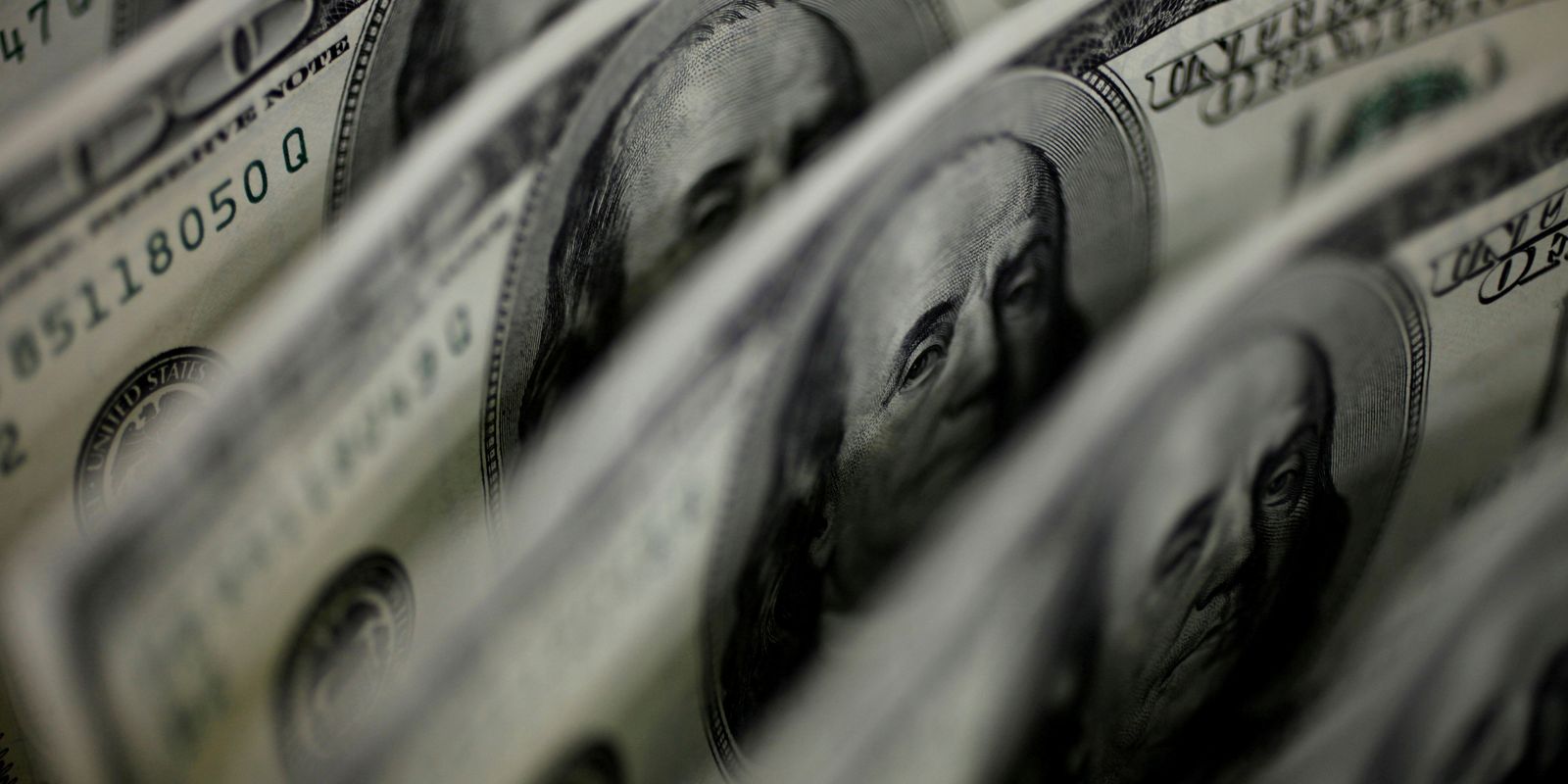 Ibovespa recua 2,68% e investidores voltam atenção à política fiscal