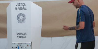 Leve sua 'colinha' na cabine, mas entregue o celular aos mesários