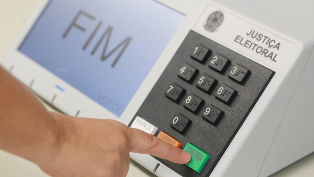 Lula falou com jornalistas no local de votação