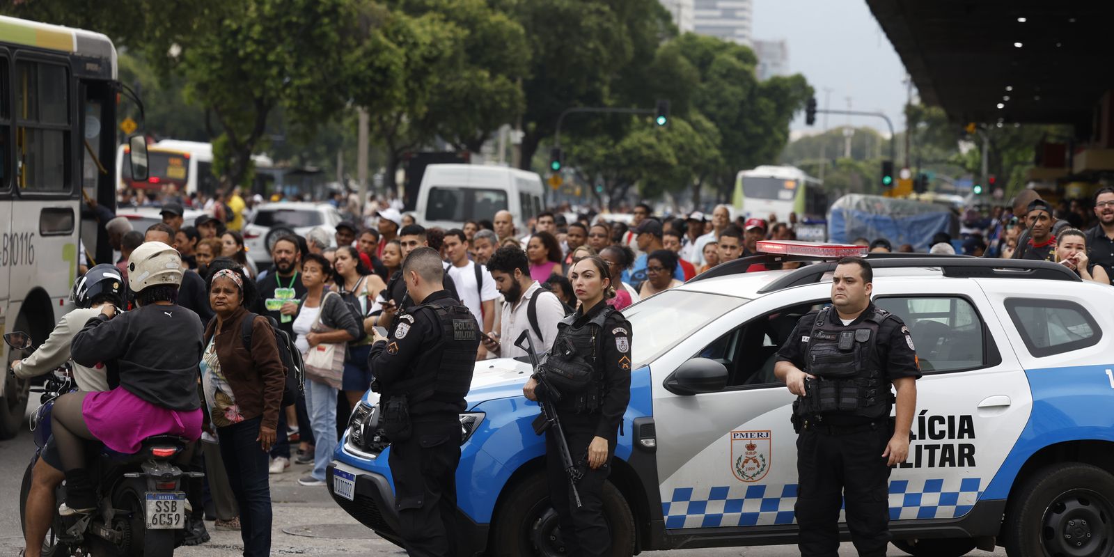 Lula e Flávio apresentam propostas para reforçar segurança e prisões