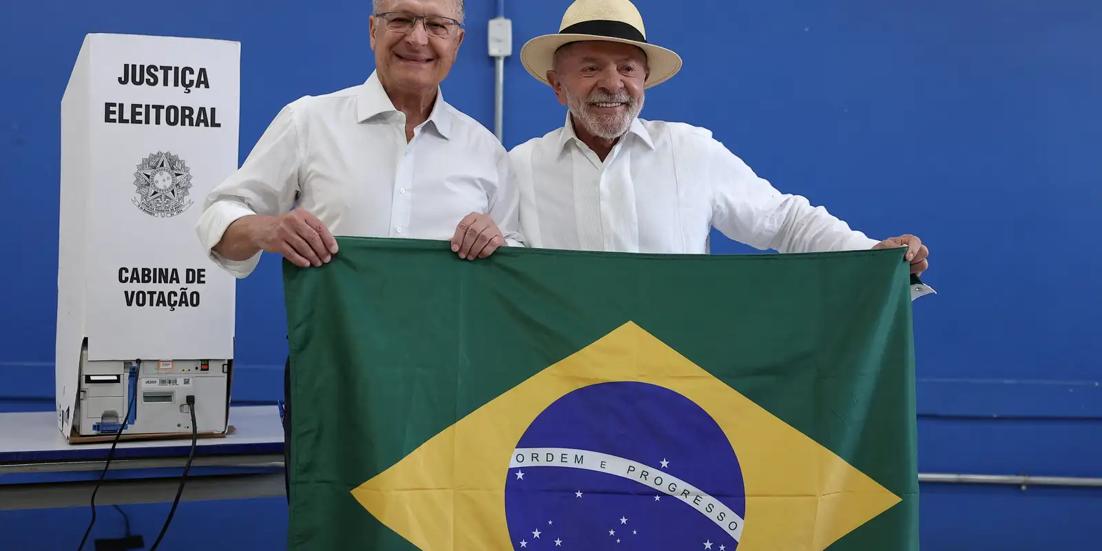 Mendonça manda remover em 24h posts que acusam Lula de jogar bandeira