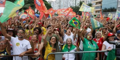 Milhares lotam Copacabana em ato por Lula e pela democracia