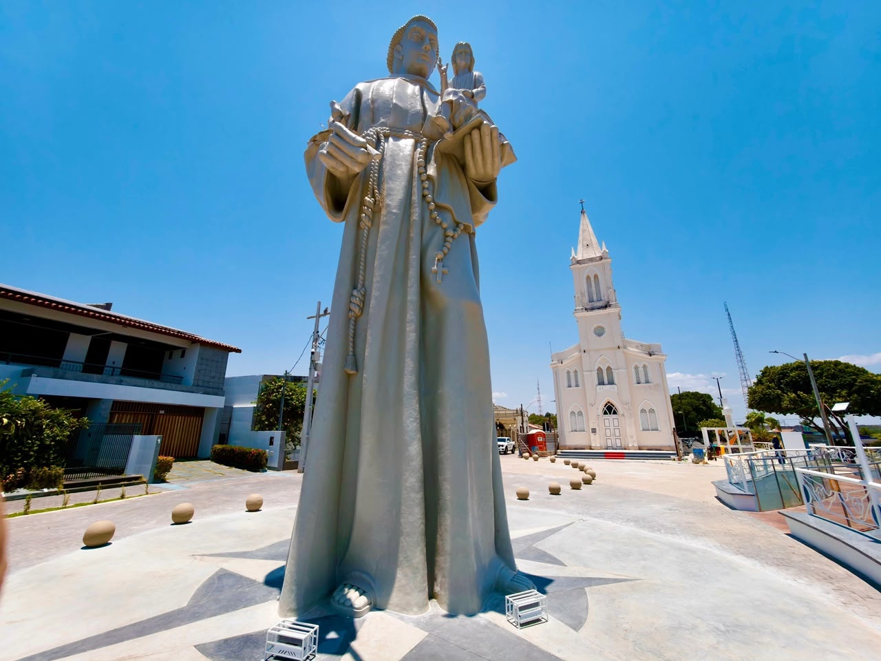 Escultura de Santo Antônio e igreja na colina, em Aracaju