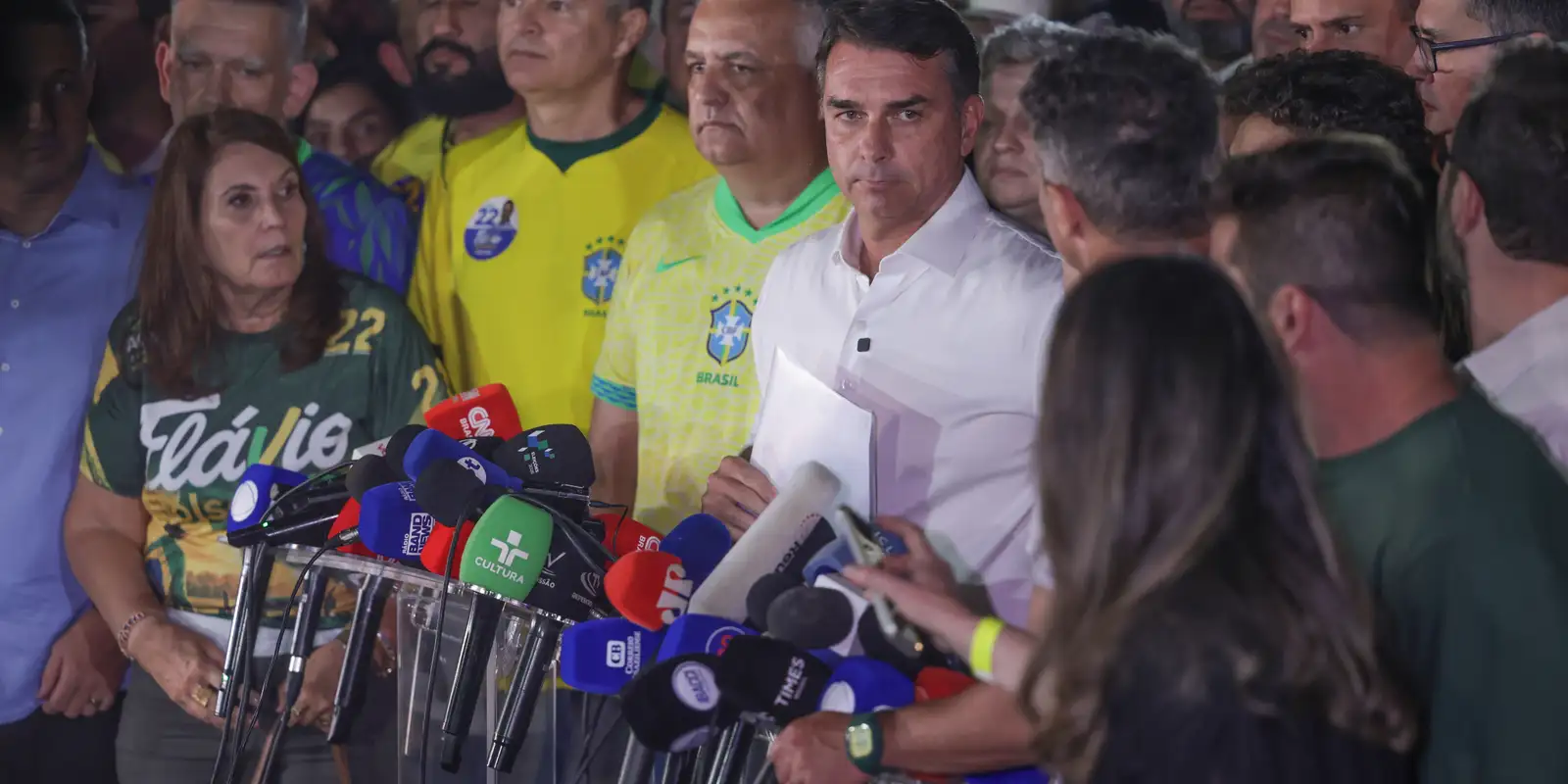 Moraes bloqueia saída de Flávio Bolsonaro e manda PF apreender passaportes