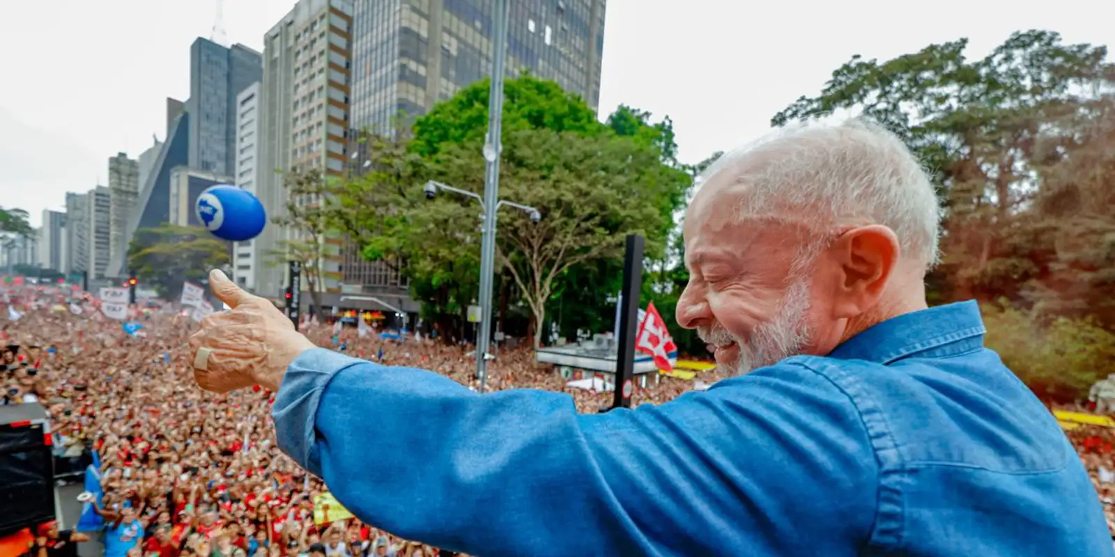 Multidão ocupa Avenida Paulista na Marcha pela Democracia com Lula