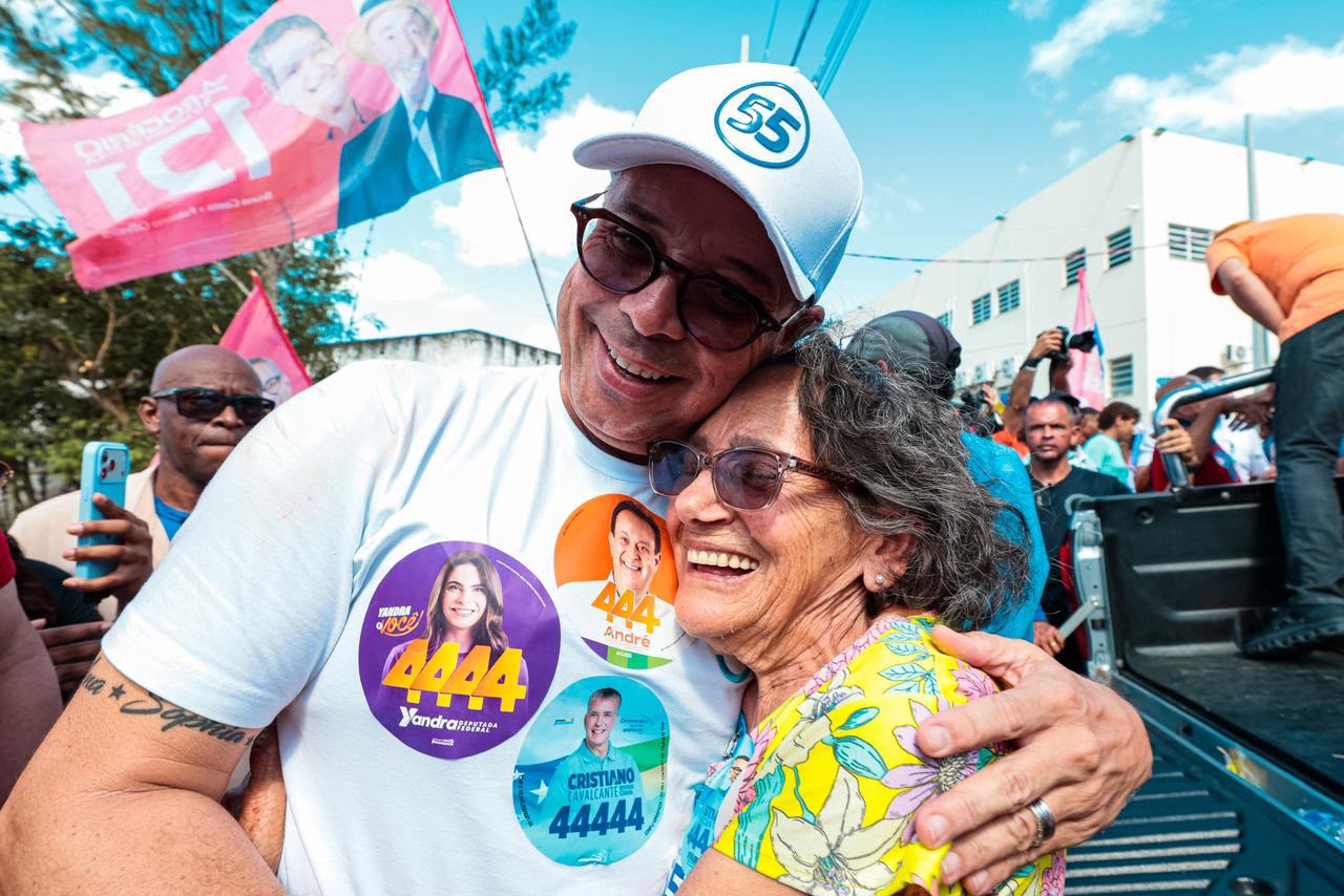 Fábio Mitidieri cumprimenta eleitores em agenda de rua
