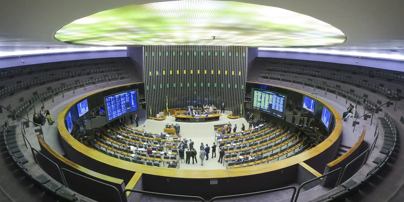 PL tem mais vitórias e redesenha mapa estadual com 20 governadores