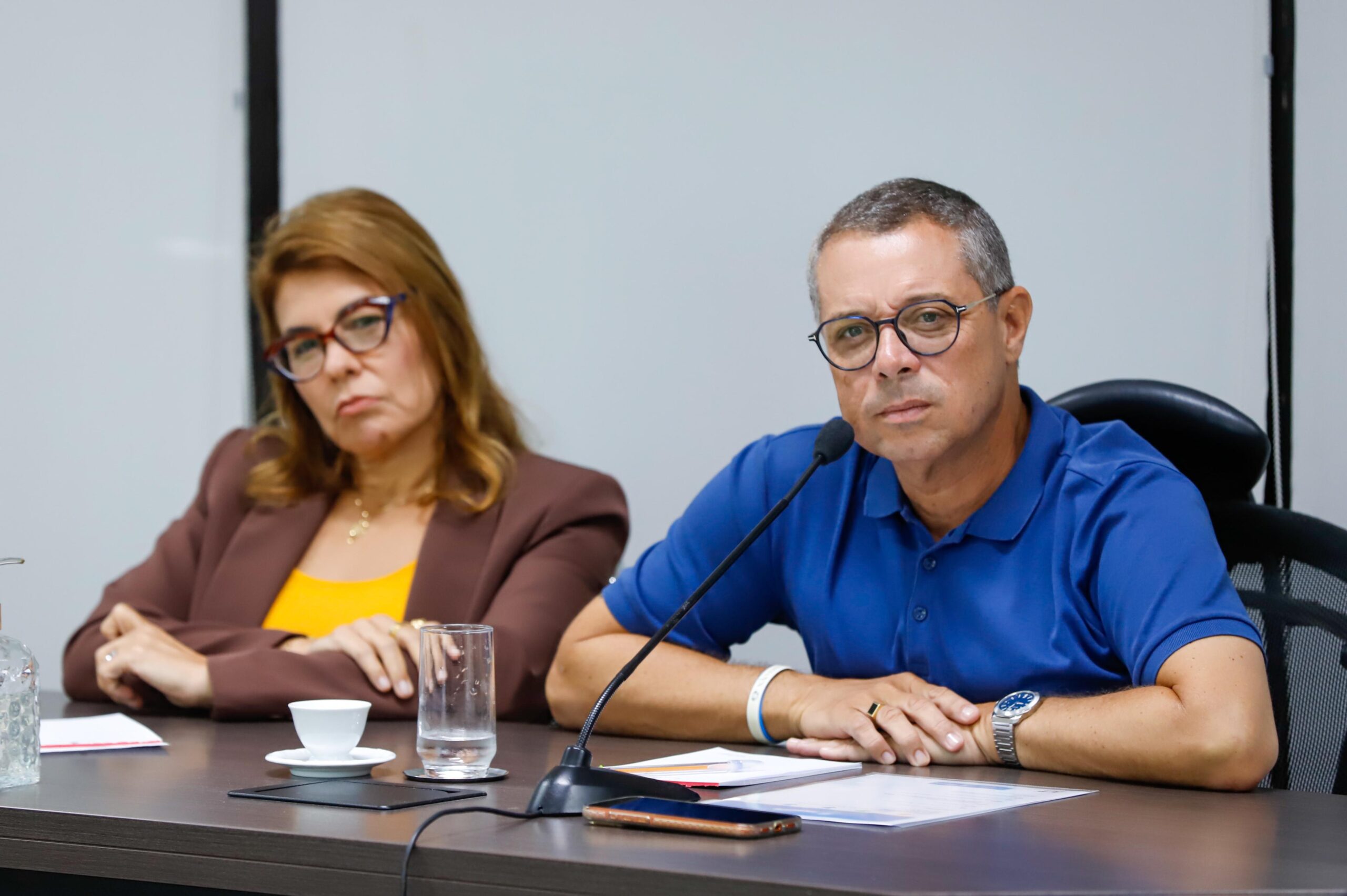 Equipe técnica e governador participam de reunião sobre a situação hídrica