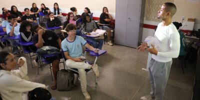 Prazo até 18/10: escolha inglês ou espanhol no Enem 2026