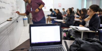 Professora usa IA para mostrar como alunos serão em suas profissões