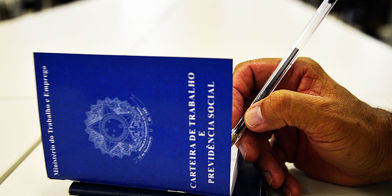 Promulgada Emenda 141: fim da escala 6x1; 5x2 vale a partir de 15/12/2026
