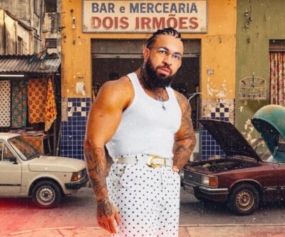 Ramon Coxinha em frente ao Bar e Mercearia Dois Irmãos, em Aracaju