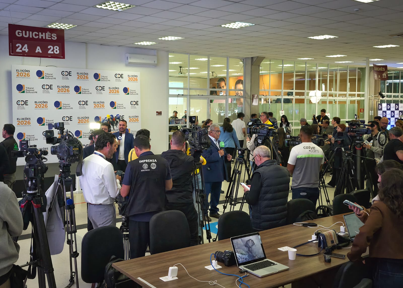 Rede Aerp acompanha apuração no TRE-PR e envia boletins às rádios