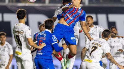Jogadores de Santos e Bahia disputam bola pelo alto na Vila Belmiro