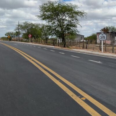 Rodovia SE-315 em Poço Redondo, com placa de identificação da via
