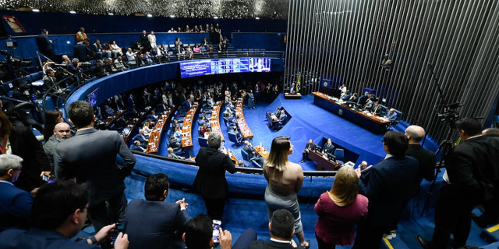 Senado vota PEC que acaba com escala 6x1 e reduz jornada