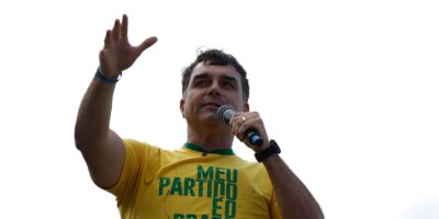 Simón Levy afirma que Flávio Bolsonaro teria chegado aos EUA com apoio de Marco Rubio