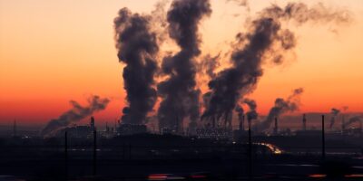Super-ricos emitem mais carbono que 3,5 bi e lucram com catástrofes