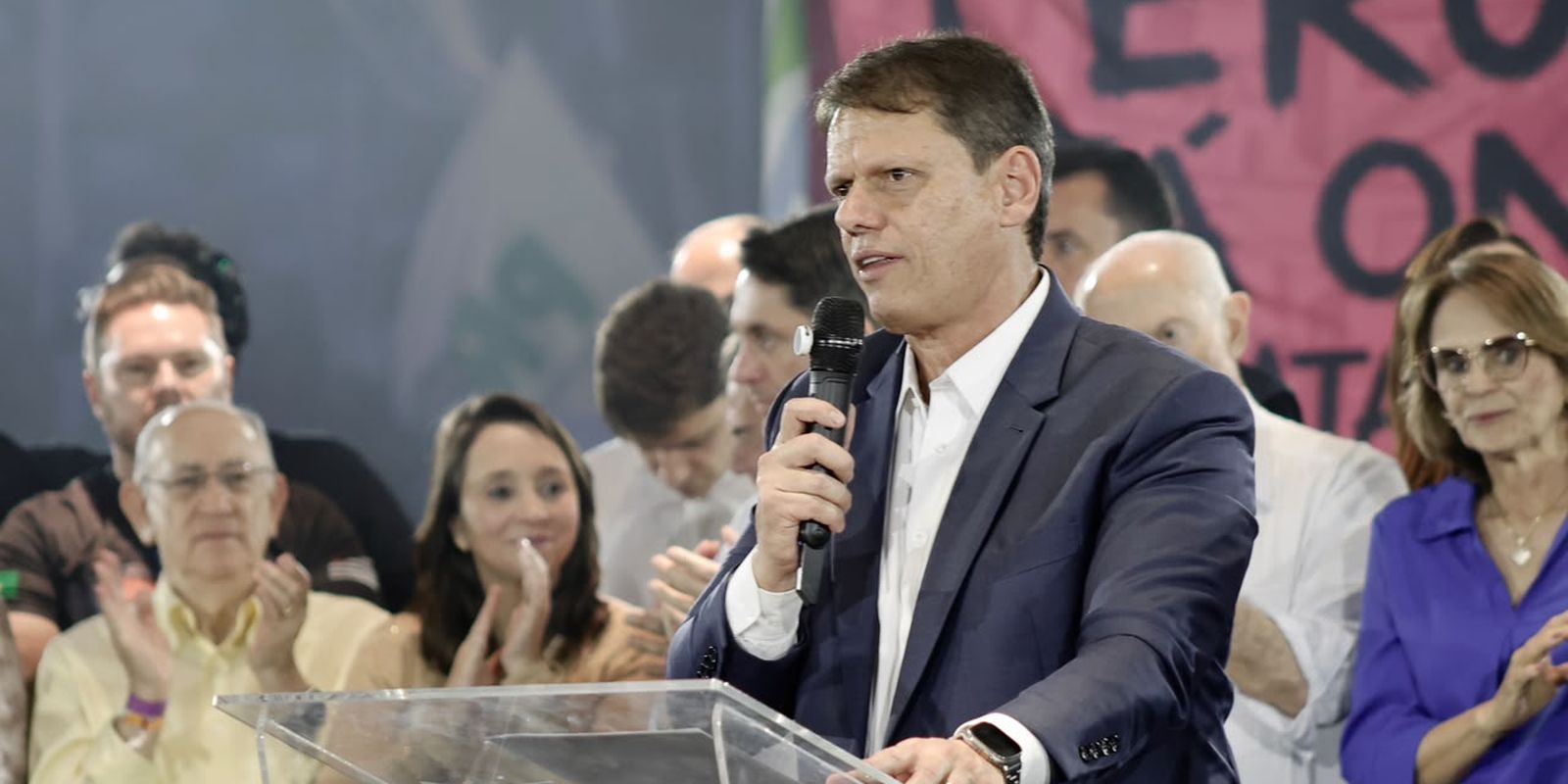 Tarcísio vence e assegura reeleição em SP com 62,8% dos votos