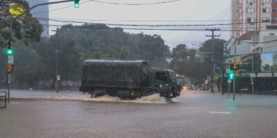 Tempestades com aviso vermelho atingem Sul; clima segue seco e quente